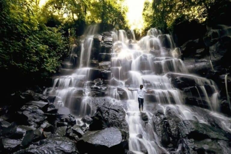 Cascades, temple de l'eau et rizières