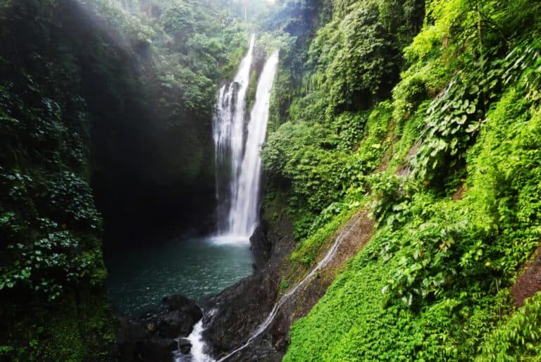 Trekking, toboggan et chutes d'eau de Sambangan