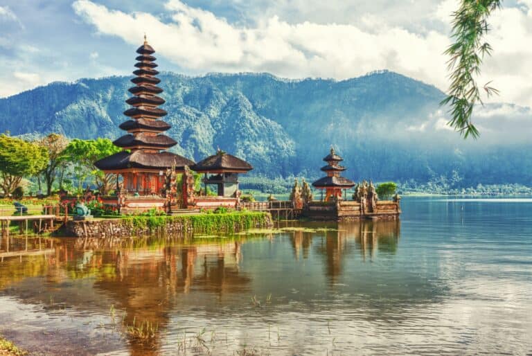 Dauphins, temple Ulun Danu et cascade de Banyumala