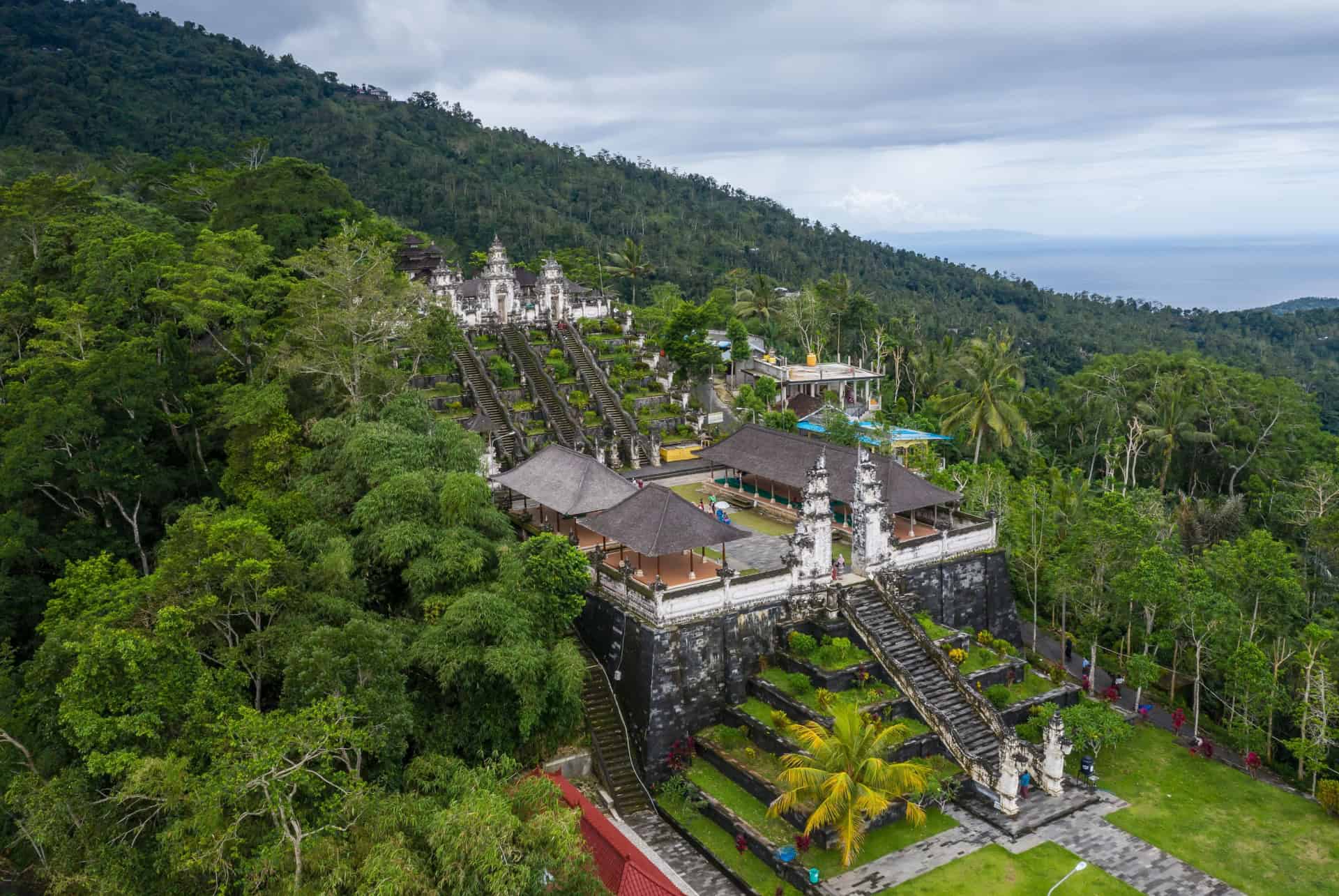 vue aerienne du temple lempuyang vue aerienne du temple lempuyang