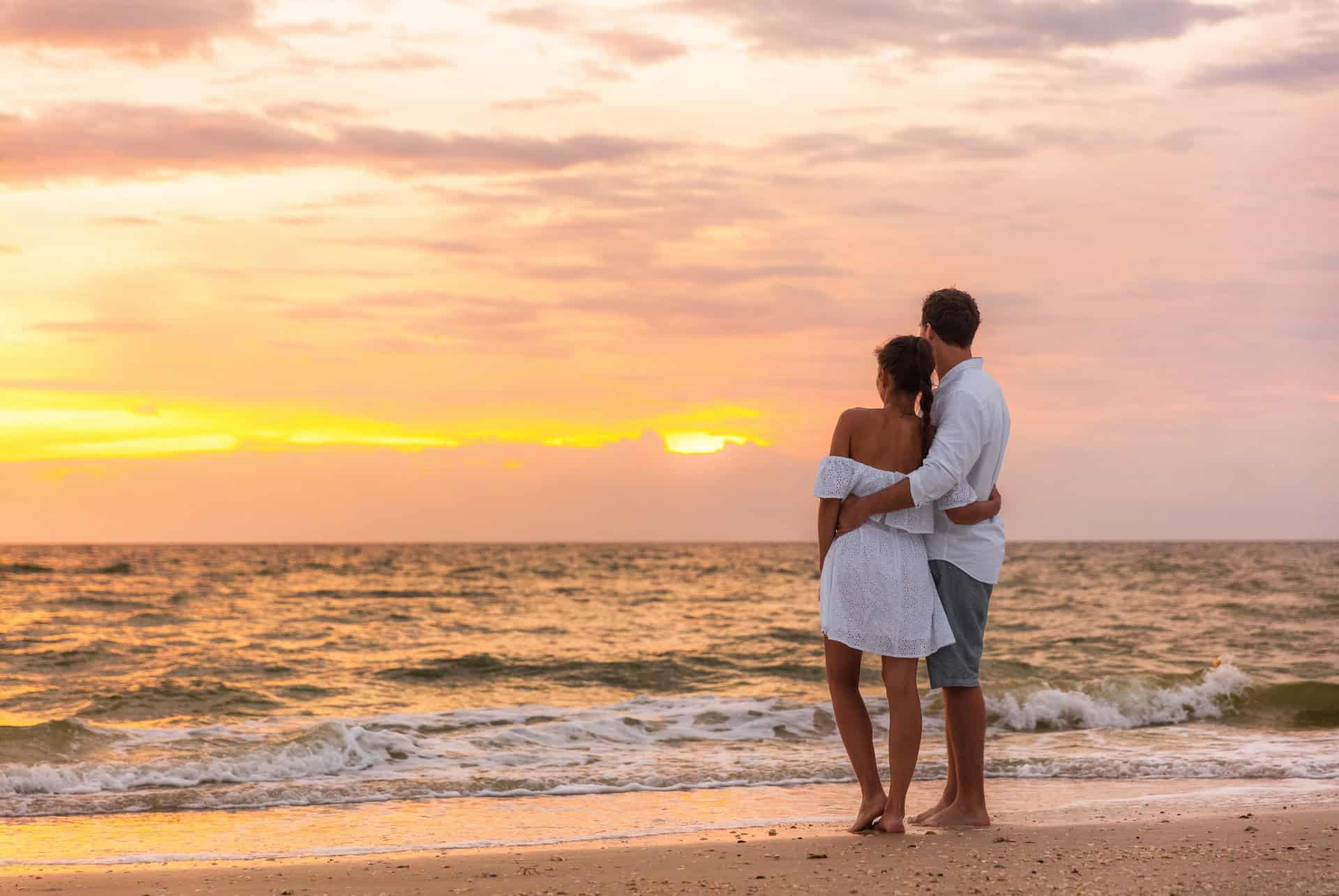 couple sur la plage a bali