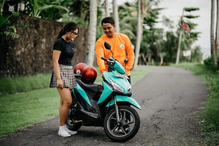 Leçon de conduite de scooter avec un instructeur